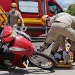 VÍDEO: Motociclista vê amigas na calçada, faz conversão e causa acidente no Nova Lima