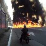 VÍDEO: Manifestantes queimam pneus e fecham avenida em protesto contra Bolsonaro e Dória