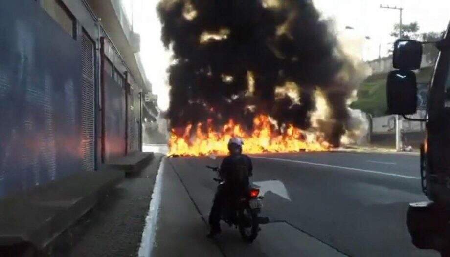 VÍDEO: Manifestantes queimam pneus e fecham avenida em protesto contra Bolsonaro e Dória
