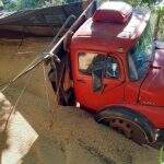 Caminhão carregado com soja tomba em estrada vicinal com erosão