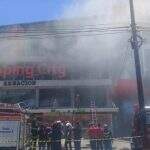 Incêndio de grandes proporções atinge shopping no Paraguai