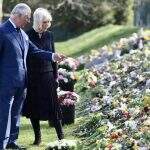 Príncipe Charles e Camilla veem flores deixadas em memória de Philip