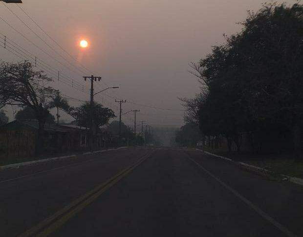 Queimadas fazem fumaça ‘esconder’ céu em Caracol, cidade de fronteira em MS