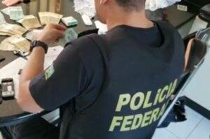 Policial federal durante cumprimento da mandado na ação contra cigarreiros
