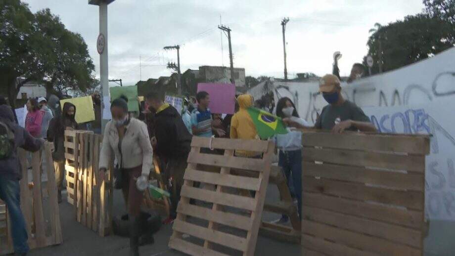 Protesto contra corte de água e energia em ocupação bloqueia ponte em São Paulo