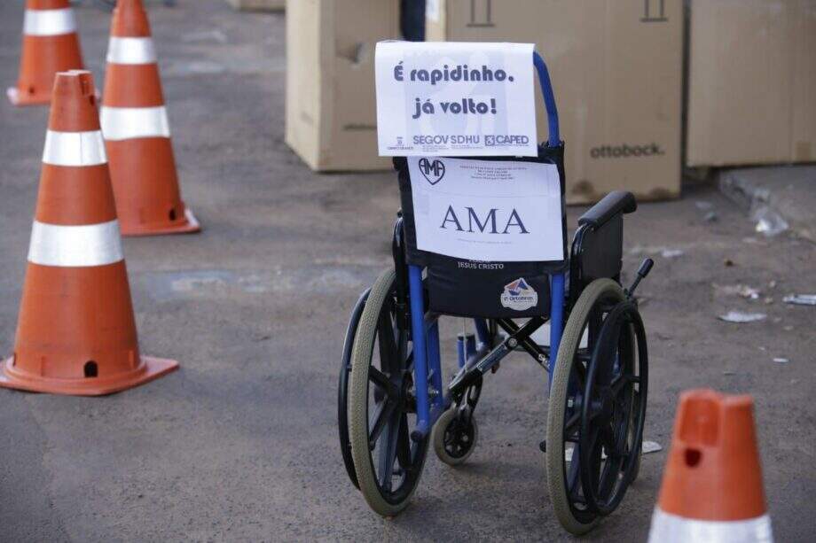 Cadeiras de rodas ‘estacionam’ no lugar de carros em conscientização sobre vagas especiais