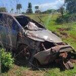 Motorista perde controle, carro capota e colide em cerca na BR-060