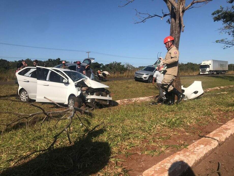 Frente do veículo ficou destruída após colisão em árvore na Gury Marques (Foto: Dion Magalhães/Midiamax)