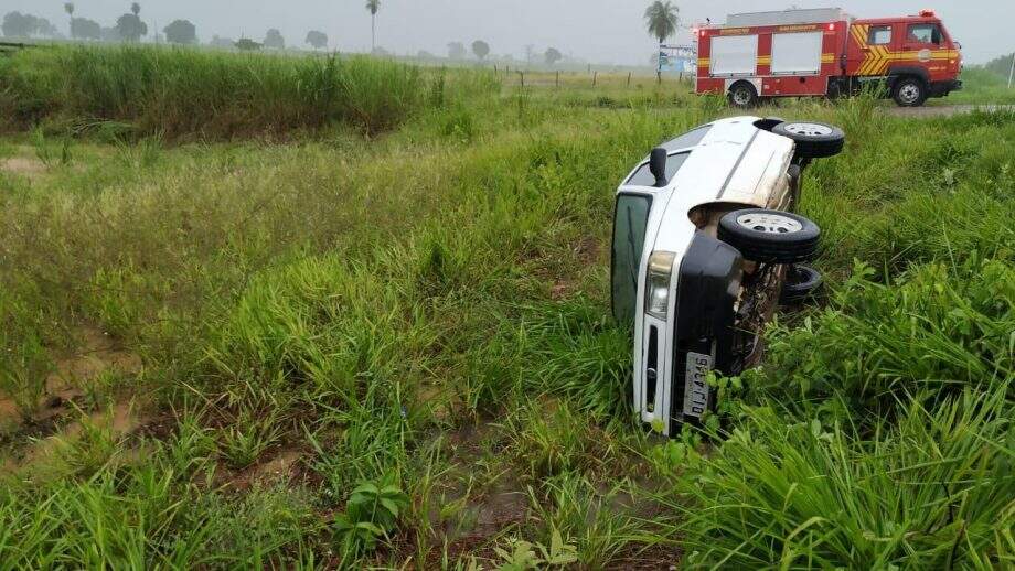 Jovem morre após ser lançada de carro durante acidente em rodovia