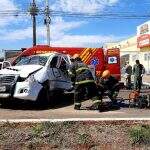 Motorista fica preso às ferragens após acidente entre caminhonetes em Campo Grande