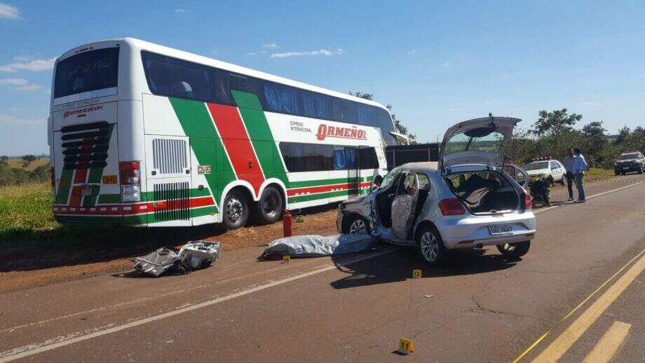 Carro de ex-vereador foi atingido por ônibus enquanto fazia conversão em rodovia