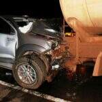 Hilux bate em traseira de caminhão pipa na rodovia e motorista morre