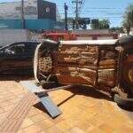 Motorista tomba carro ao furar sinal na Mato Grosso e veículos param em calçada