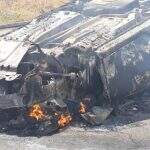 Carro pega fogo após capotar várias vezes em rodovia de MS