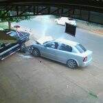 VÍDEO: Motorista quase atropela mulher em calçada e bate em S10 que invade mercado