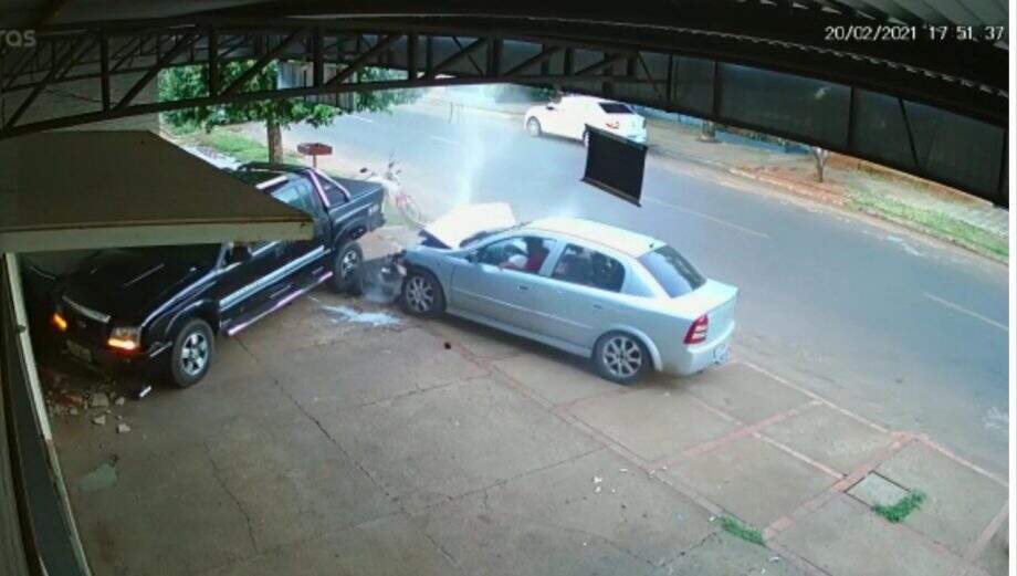 VÍDEO: Motorista quase atropela mulher em calçada e bate em S10 que invade mercado