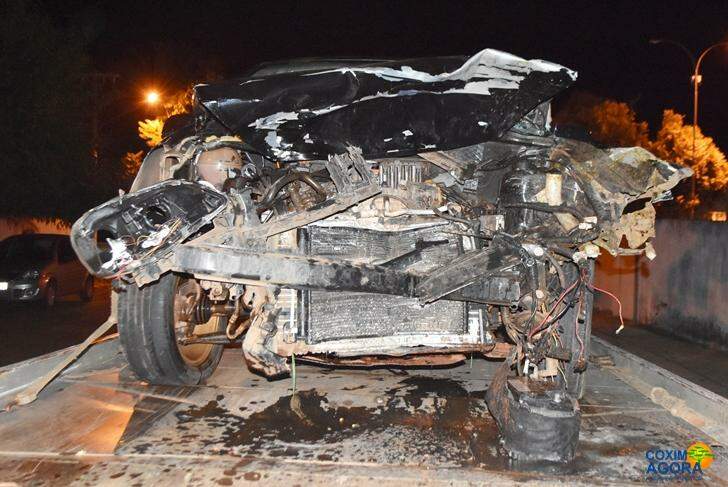 Bombeiros socorrem motorista ferido ao atropelar anta que cruzou pista