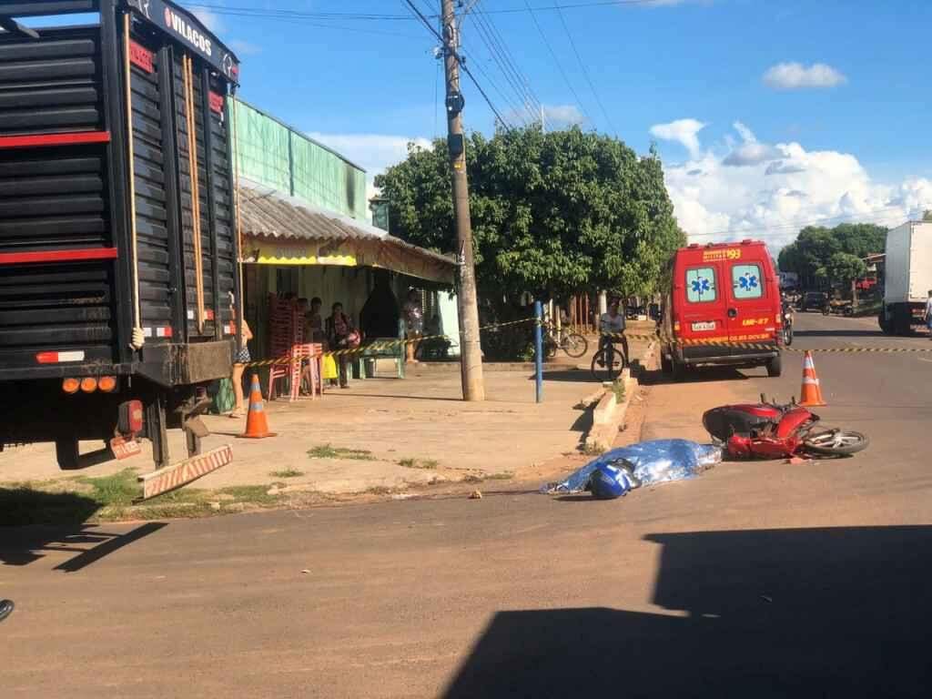 Motociclista morre após ser atropelado por caminhão em MS