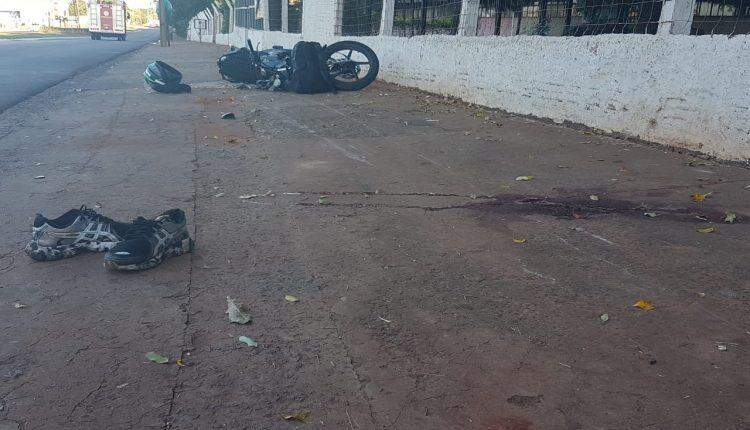 Motociclista bateu em muro da avenida Guaicurus (Foto: Mariana Rodrigues)