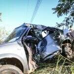 Motorista perde controle no viaduto da Duque de Caxias, atravessa pista e bate em árvore