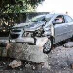 Motorista derruba muro com carro, invade casa e diz que idoso provocou acidente em Campo Grande