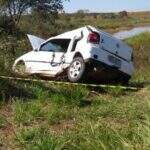 Motorista colide contra caminhão em rodovia e carro vai parar em matagal