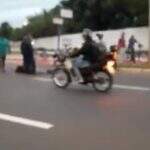 VÍDEO: Ciclista é atropelado depois de motoqueiro ‘furar’ sinal vermelho na Duque de Caxias