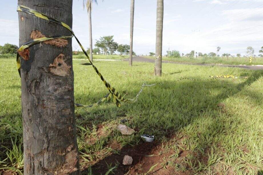 Motociclista atravessa rotatória e morre após bater em coqueiro na Duque de Caxias