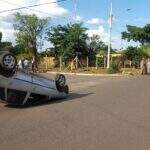 Falta de sinalização causa confusão entre motoristas e carro acaba capotando