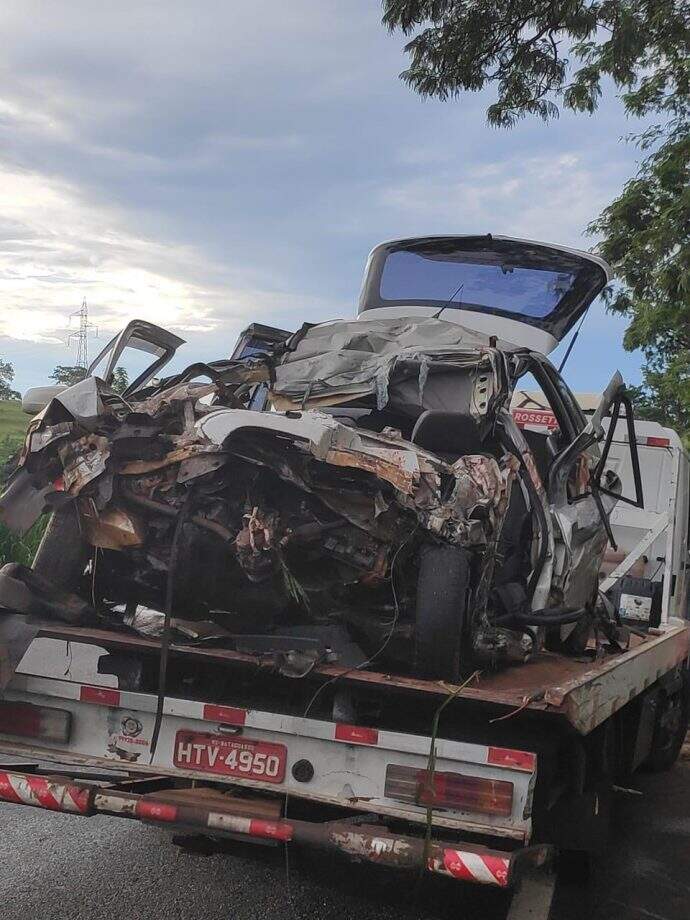 Quatro pessoas morrem em acidente entre carreta e carro na BR-158