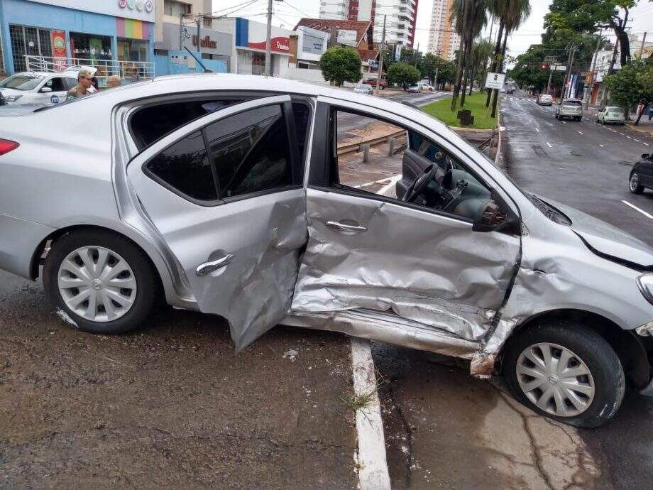 Motorista não respeita semáforo e bate em carro de PRF que ia para o trabalho