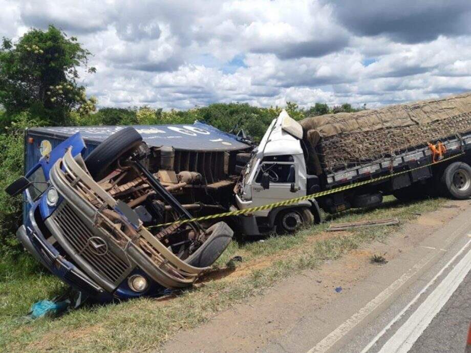 Acidente entre caminhão e carreta mata caminhoneiro de MS em rodovia da BA