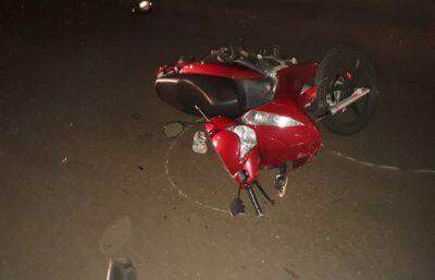 Motociclista morre após invadir rotatória e bater a cabeça na queda