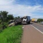 Motorista dorme ao volante, bate em caminhão e passageiro sem cinto morre