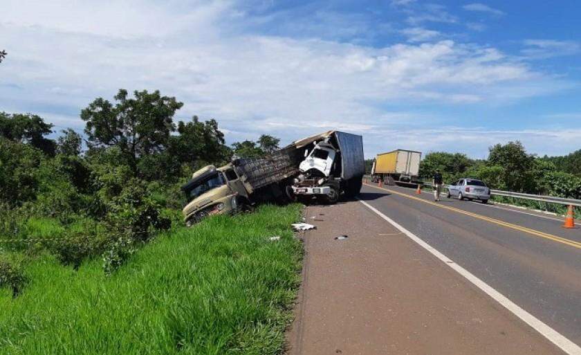 Acidente envolvendo dois caminhões aconteceu na BR-158. (Redes Sociais)