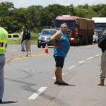 Caminhão bate de frente com motociclistas na BR-163 e dupla é socorrida em estado grave