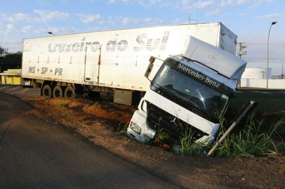 Sujeira de obra na pista da BR-262 causa acidente com carreta