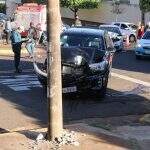 Desrespeito à sinalização causa acidente e carro atinge poste de iluminação