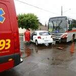 VÍDEO: Gol é atingido por ônibus em cruzamento da Vila Anahy