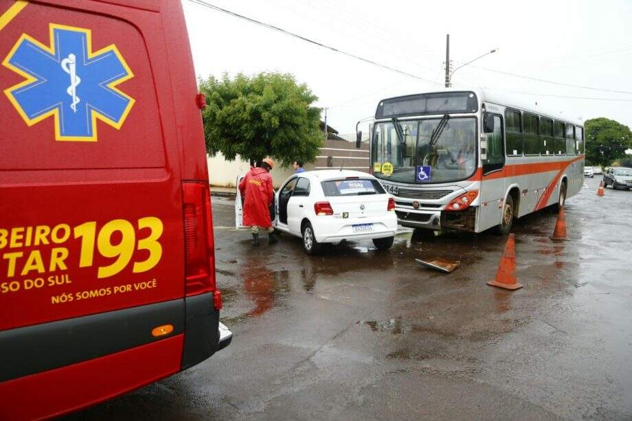 VÍDEO: Gol é atingido por ônibus em cruzamento da Vila Anahy