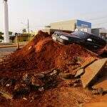 VÍDEO: imagens mostram momento que motorista perde controle e cai em buraco de obra