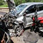 Acidente grave envolvendo dois carros e uma moto deixa quatro pessoas feridas