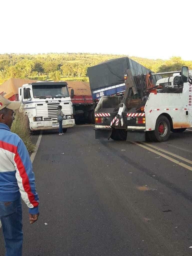 Caminhão colide na traseira de ônibus em rodovia de MS e mata passageira