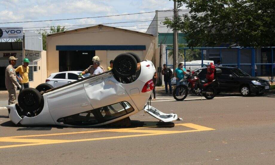 Motorista provoca capotamento na Avenida Ceará e foge após acidente