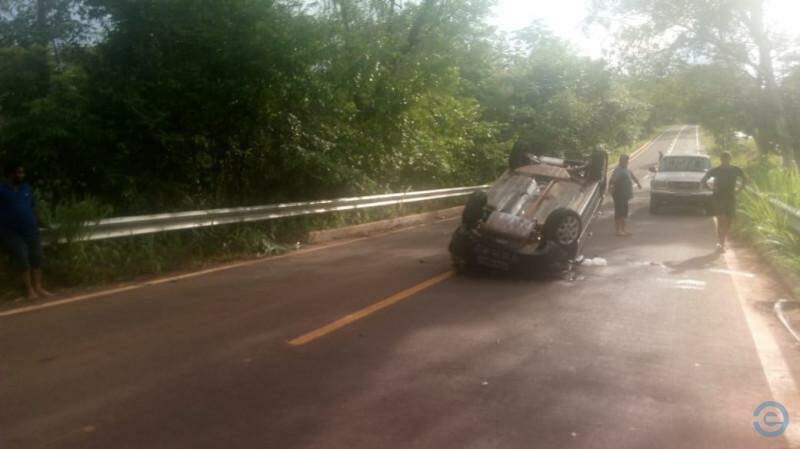 Carro capota na MS-427 e mulher fica gravemente ferida; marido teve ferimentos leves