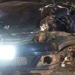 Motorista perde controle de carro e bate contra árvore; três ficaram feridos