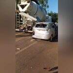Acidente entre betoneira, moto e carro deixa homem ferido e motorista foge