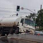 Caminhão-tanque derruba poste e para sobre mureta da Euler de Azevedo