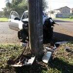 Motorista perde controle de carro e bate contra poste em avenida