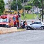 Motociclista é arremessado por cima de carro em acidente na Manoel da Costa Lima